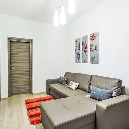 Lucia By Interhome * Syracuse